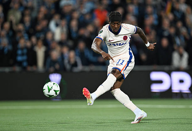 Madueke được "đưa lên mây" sau trận thắng của Chelsea
