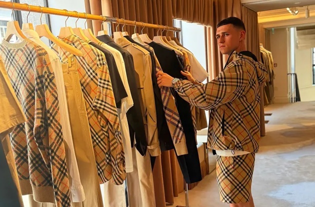 Foden khoe phong cách thời trang với trang phục Burberry đẳng cấp