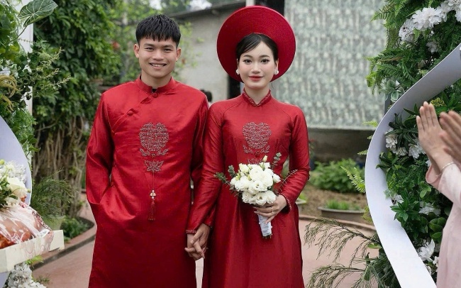 Hồ Văn Cường về chung một nhà với bóng hồng xinh đẹp