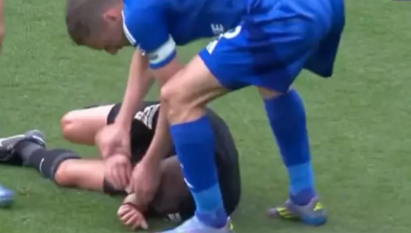 Jamie Vardy khiến người hâm mộ “cạn lời” với hành động khi trọng tài bị chấn thương