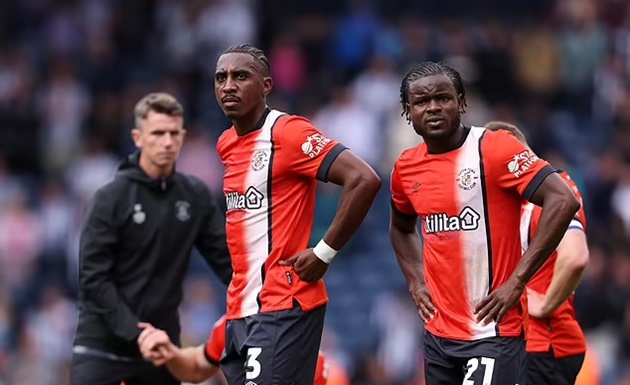 Luton Town chính thức rớt hạng sau thất bại trước West Brom