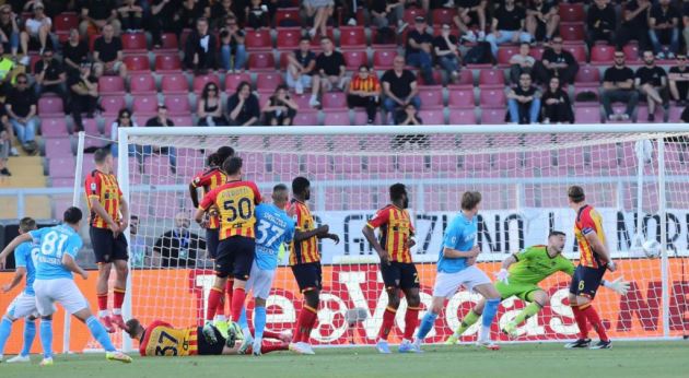 Pha phối hợp đá phạt thông minh đưa Napoli tiến gần Scudetto