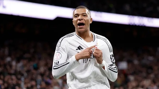 Mbappe gánh kỳ vọng Real Madrid trong cuộc rượt đuổi Barcelona