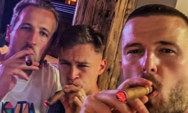 Harry Kane hút xì gà