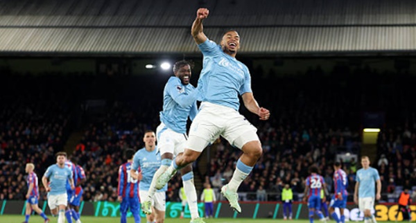 Forest tiếp tục bám đuổi Chelsea, Newcastle