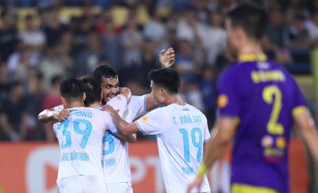 V-League 2024/25: Đua vô địch sắp hạ màn; Hai cuộc chiến khốc liệt
