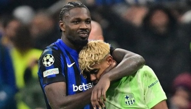 Lamine Yamal bật khóc, Marcus Thuram ôm động viên giữa sân San Siro