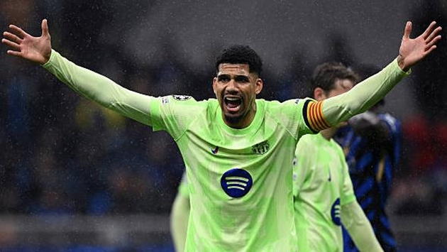 Ronald Araujo thêm một lần khiến Barcelona trả giá