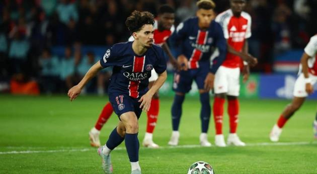 Cổ động viên PSG cũng ngỡ ngàng với quả penalty 'trời cho'