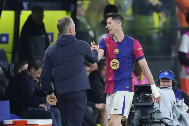 Hansi Flick tiến thoái lưỡng nan với Lewandowski