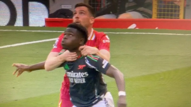 CĐV Arsenal: "Robertson dùng cả hai tay siết cổ Saka? Và không phải là phạm lỗi?"