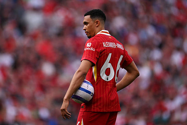 Jamie Carragher lên tiếng khi Alexander-Arnold bị CĐV Liverpool la ó