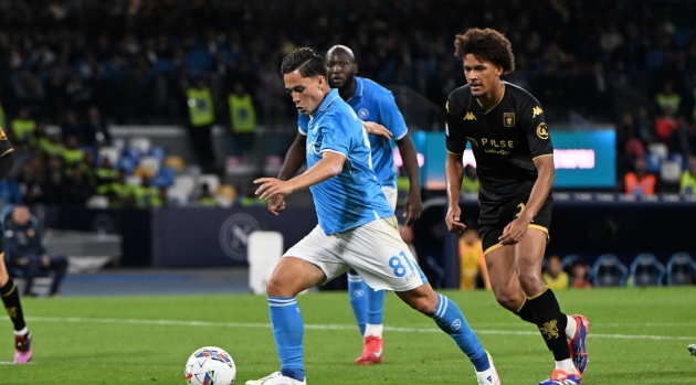 Chia điểm đáng tiếc với Genoa, Napoli chỉ còn hơn Inter 1 điểm