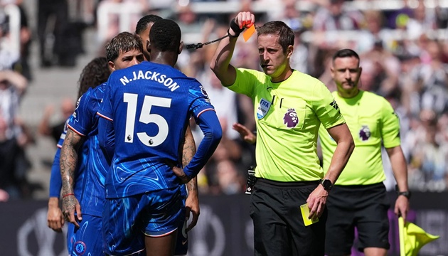 Mark Clattenburg: Jackson xứng đáng thẻ đỏ, VAR đã làm đúng