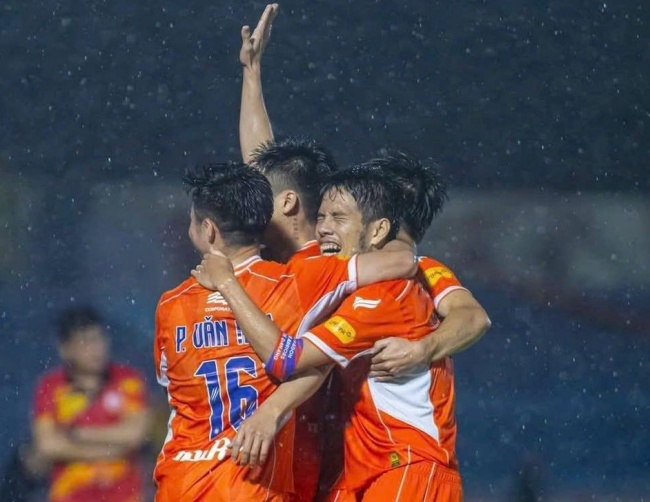 Vòng đấu điên rồ và khó tin của V-League