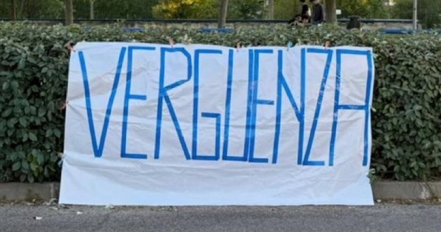 CĐV Real Madrid treo biểu ngữ "Verguenza" sau trận thua Barcelona