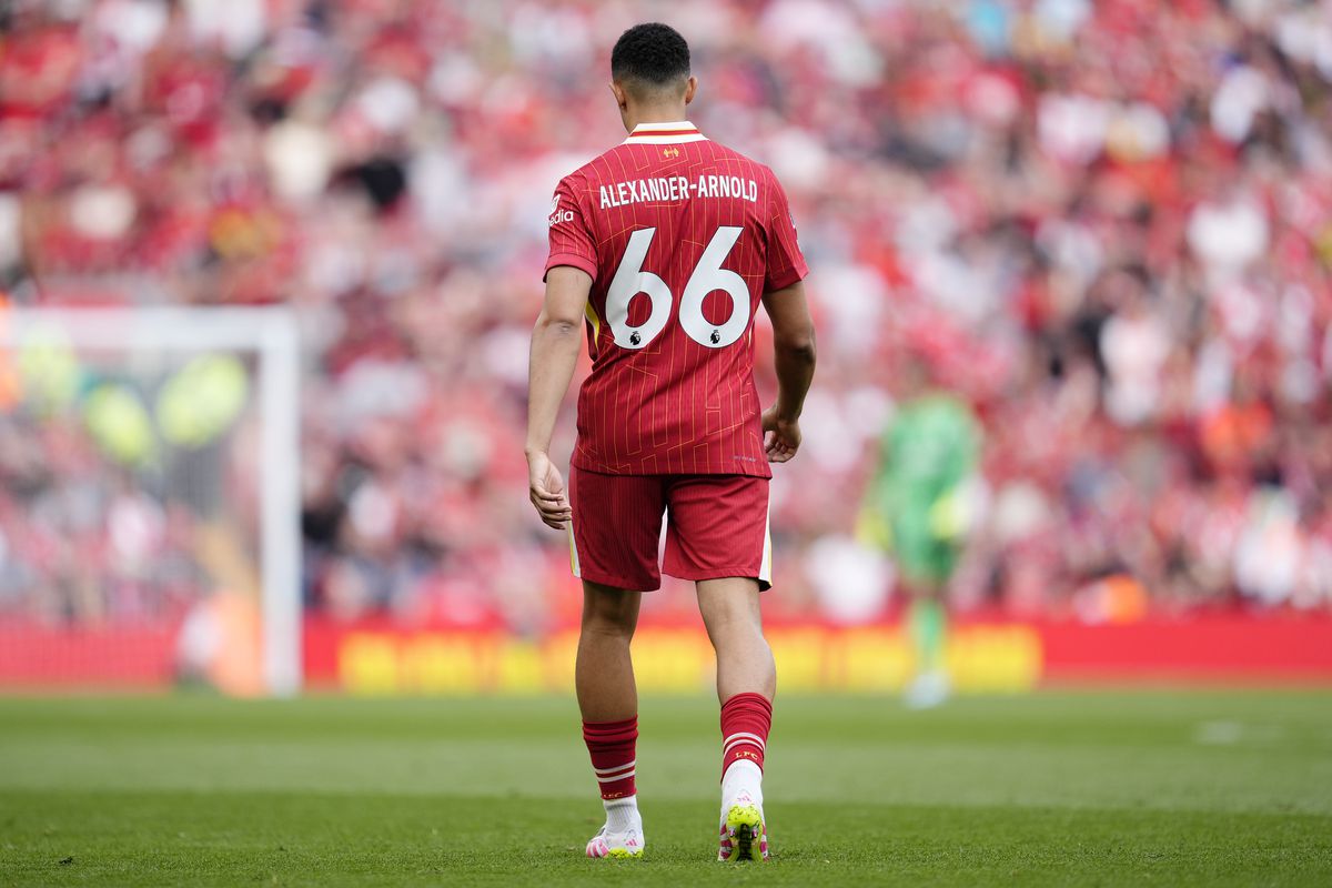 Alexander-Arnold bị chính cổ động viên Liverpool la ó, Robertson lên tiếng