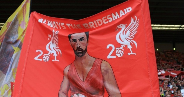 CĐV Liverpool giăng biểu ngữ gọi Arteta là ‘phù dâu’