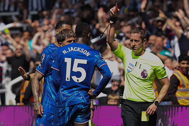 Tấm thẻ đỏ của Jackson và hồi chuông cảnh tỉnh cho Chelsea