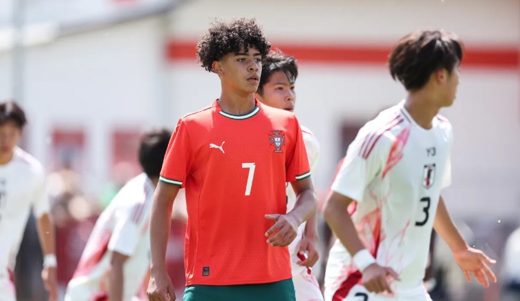 Con trai Ronaldo ra mắt U15 Bồ Đào Nha, mang áo số 7 huyền thoại