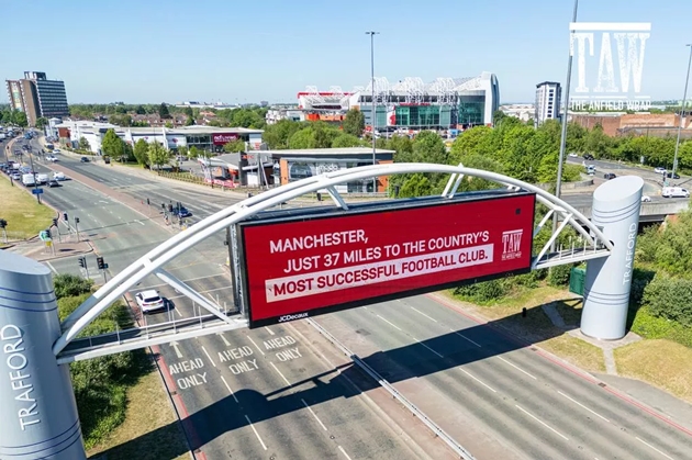 Vô địch Ngoại hạng Anh, Liverpool ‘cà khịa’ Man Utd bằng biển quảng cáo gần Old Trafford
