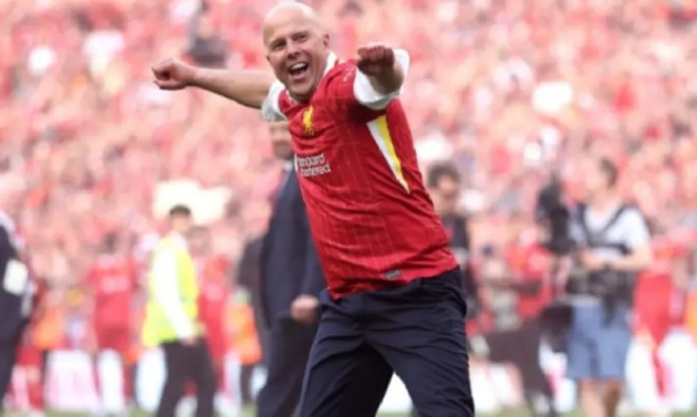 Arne Slot gây ấn tượng mạnh mẽ với Marco van Basten