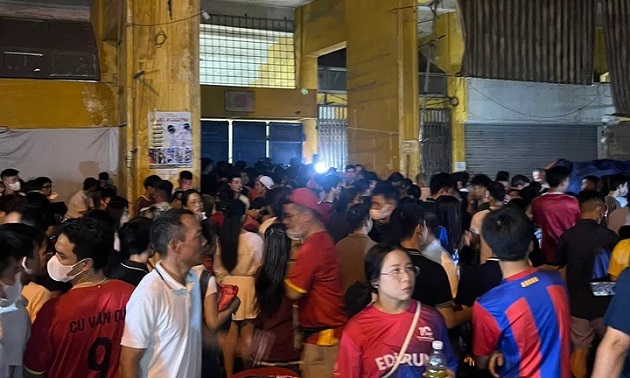 Sự cố tại sân Hàng Đẫy: Cổ động viên bị từ chối vào sân dù đã mua vé
