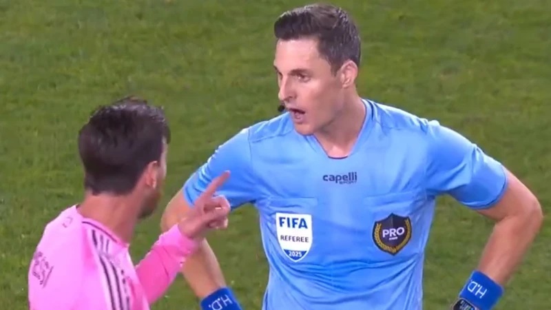 Messi nổi giận với trọng tài và suýt bị đuổi khỏi sân