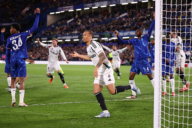 Stamford Bridge bị kéo sập.