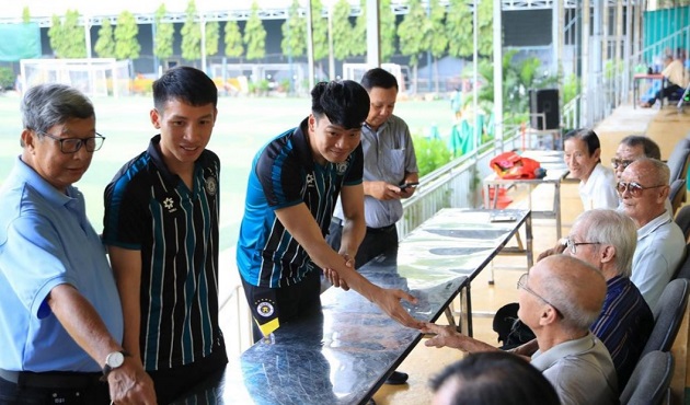 Các cầu thủ Việt Nam có hoạt động tri ân ý nghĩa.