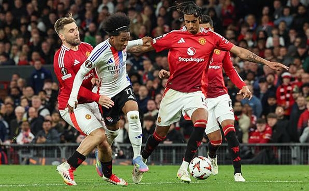 Malick Fofana thừa nhận Lyon đã lơ là trước Manchester United.