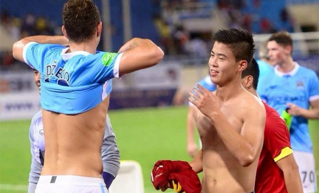 Duy Mạnh từng đối đầu Man City 10 năm trước.
