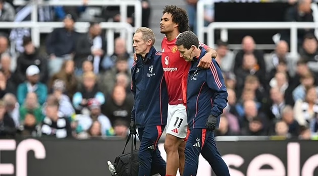Zirkzee chế giễu CĐV Man Utd vì ra về sớm