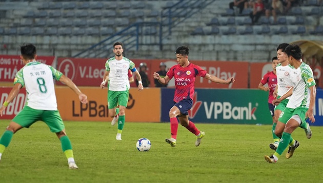 VAR vào cuộc, CAHN còn 9 người vẫn thoát thua TP.HCM