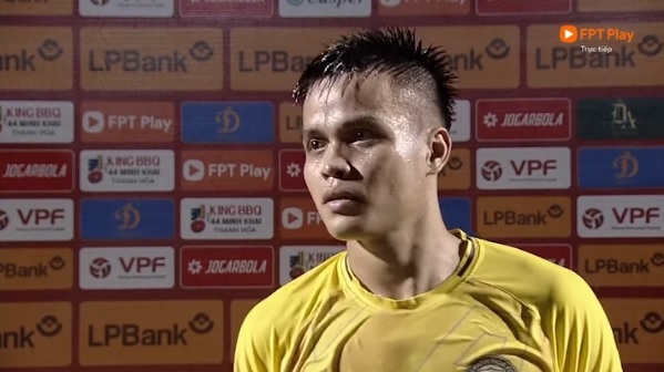 A Mít trả lời phỏng vấn sau trận.