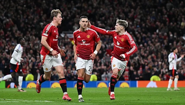 Man Utd hứa hẹn xoay tua đội hình trước Wolves