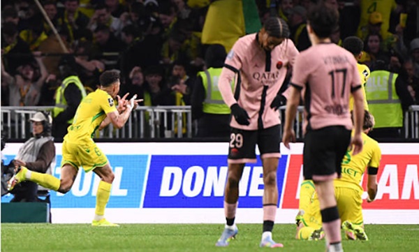 PSG chia điểm với Nantes.