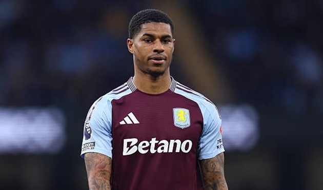 Marcus Rashford sút tung lưới Manchester City trên chấm phạt đền.