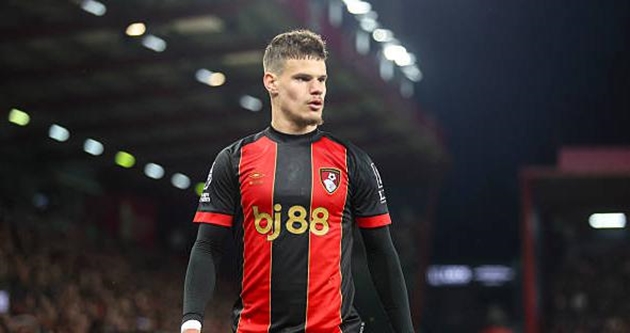Manchester City và Real Madrid quan tâm Milos Kerkez.