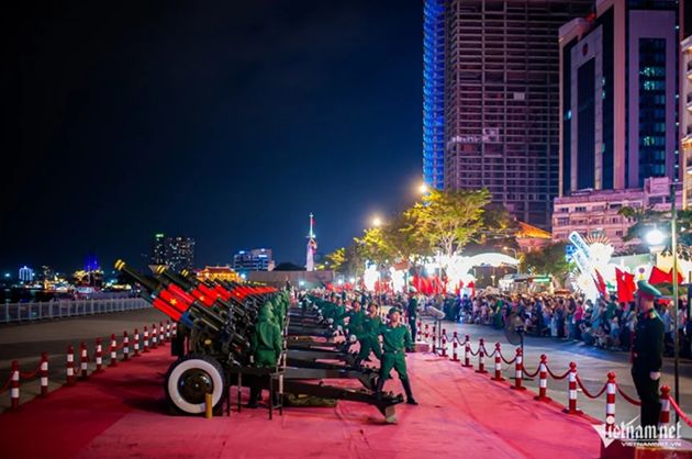 Hình ảnh về buổi diễn tập bắn đại bác tại bến Bạch Đằng. Ảnh: Vietnamnet