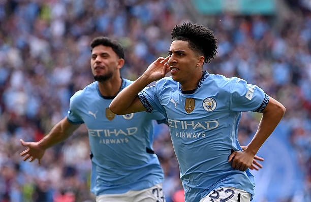 Lewis mở tỷ số cho Man City.