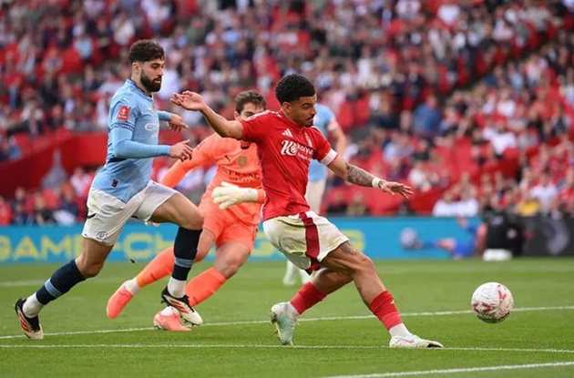 Morgan Gibbs-White đưa bóng trúng khung gỗ 2 lần