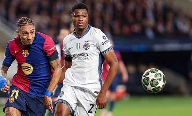 Denzel Dumfries bùng nổ với 1 kiến tạo và 2 bàn thắng.