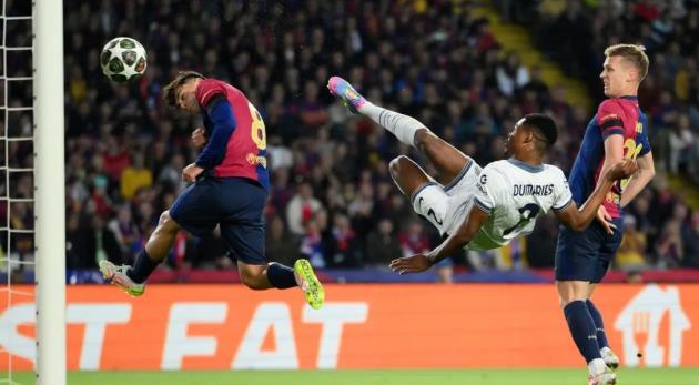 Denzel Dumfries có trận đấu tuyệt vời.