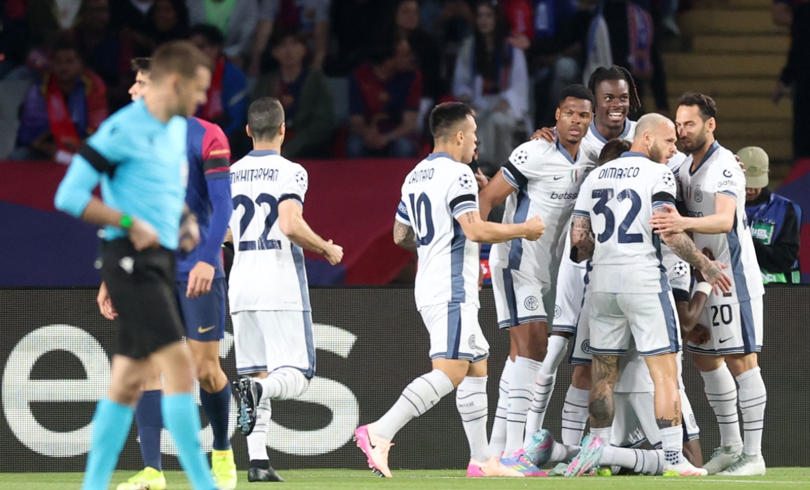 Denzel Dumfries bày tỏ sự phấn khích sau trận hòa Barcelona.
