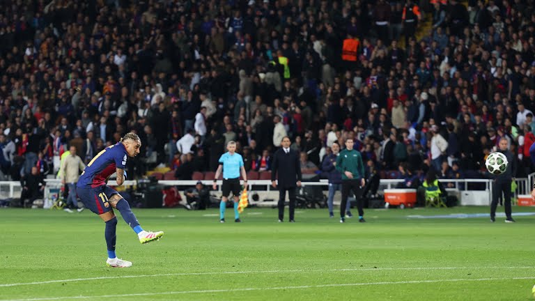Raphinha đã giúp Barca cầm hòa.