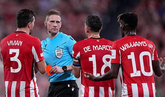 Thẻ đỏ của Vivian khiến Athletic Bilbao sụp đổ.