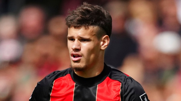 Milos Kerkez là mục tiêu của Liverpool.