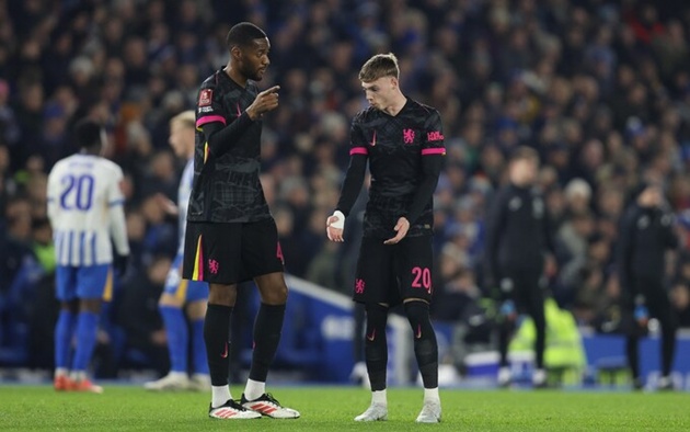 Palmer tranh luận với Tosin Adarabioyo trong trận đấu FA Cup gặp Brighton vào tháng 2