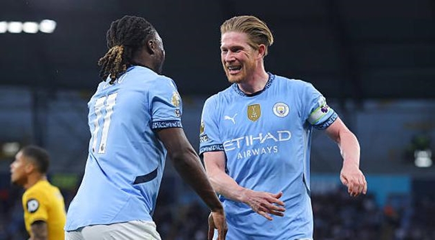 Kevin De Bruyne giúp Manchester City đánh bại Wolves.